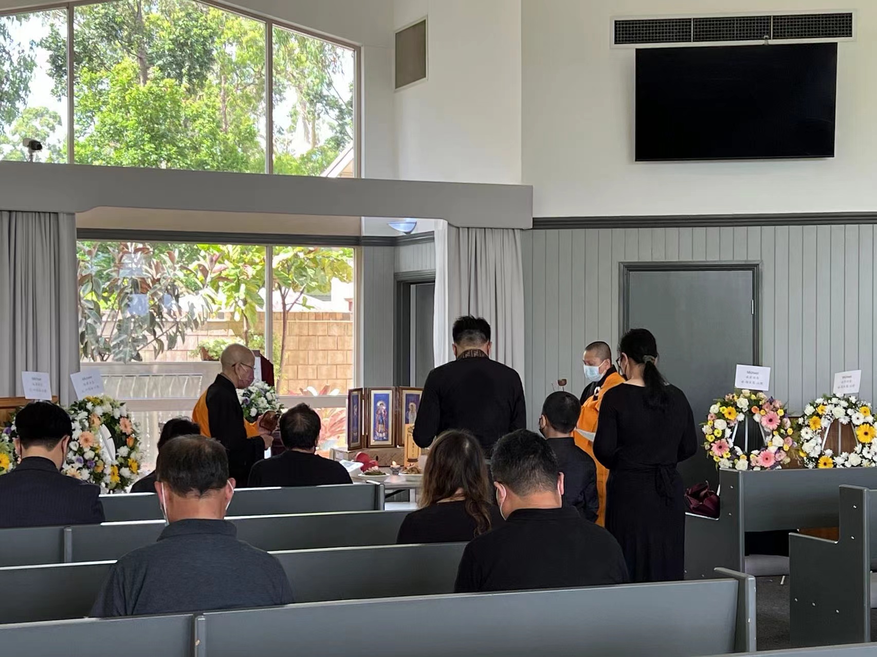 Sunnybank-Funeral-celebrants-with-family